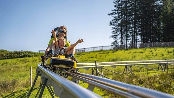 Vater und Kind fahren mit einer Sommerrodelbahn in Fieberbrunn in Timoks Wilder Welt Vater und Kind fahren mit einer Sommerrodelbahn in Fieberbrunn in Timoks Wilder Welt