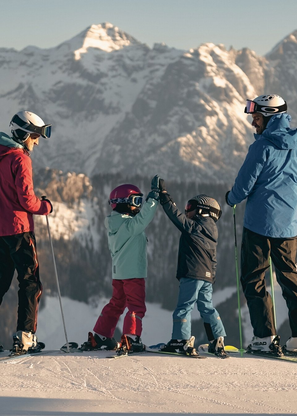 Familie beim Skifahren im Skicircus Saalbach Hinterglemm Leogang Fieberbrunn Familie beim Skifahren im Skicircus Saalbach Hinterglemm Leogang Fieberbrunn