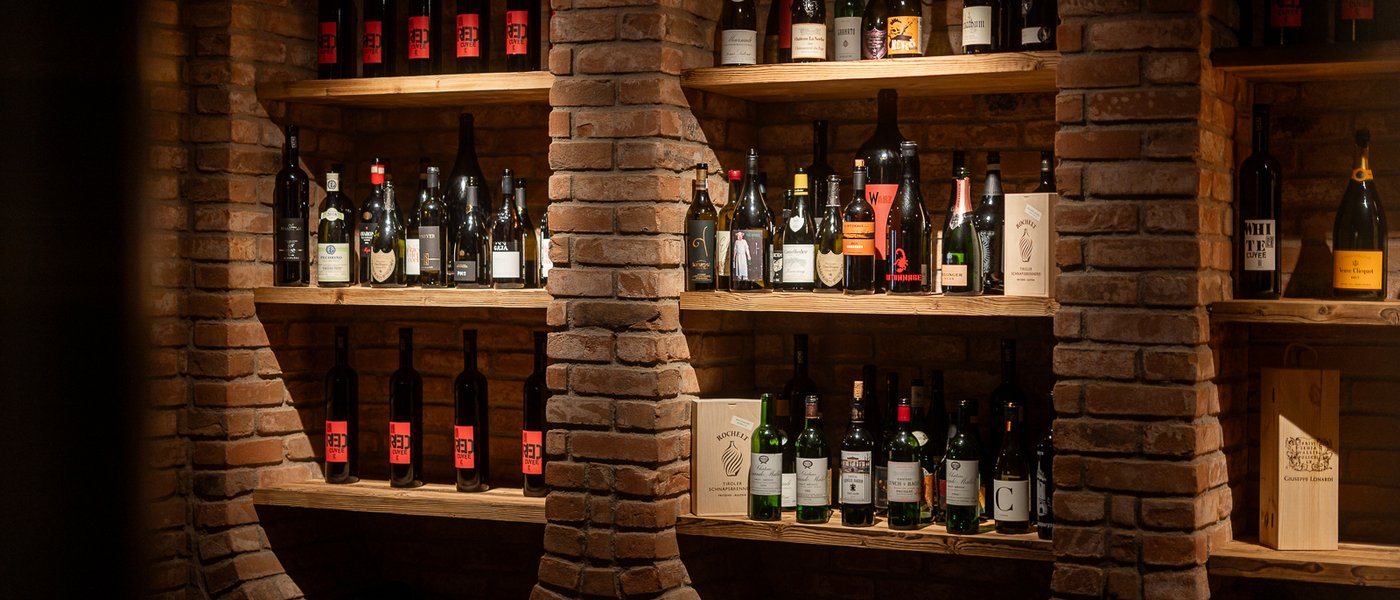 Regale gefüllt mit verschiedensten Weinen Regale gefüllt mit verschiedensten Weinen