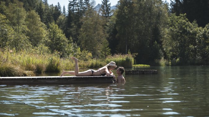 Paar am Steg beim Pillersee Paar am Steg beim Pillersee