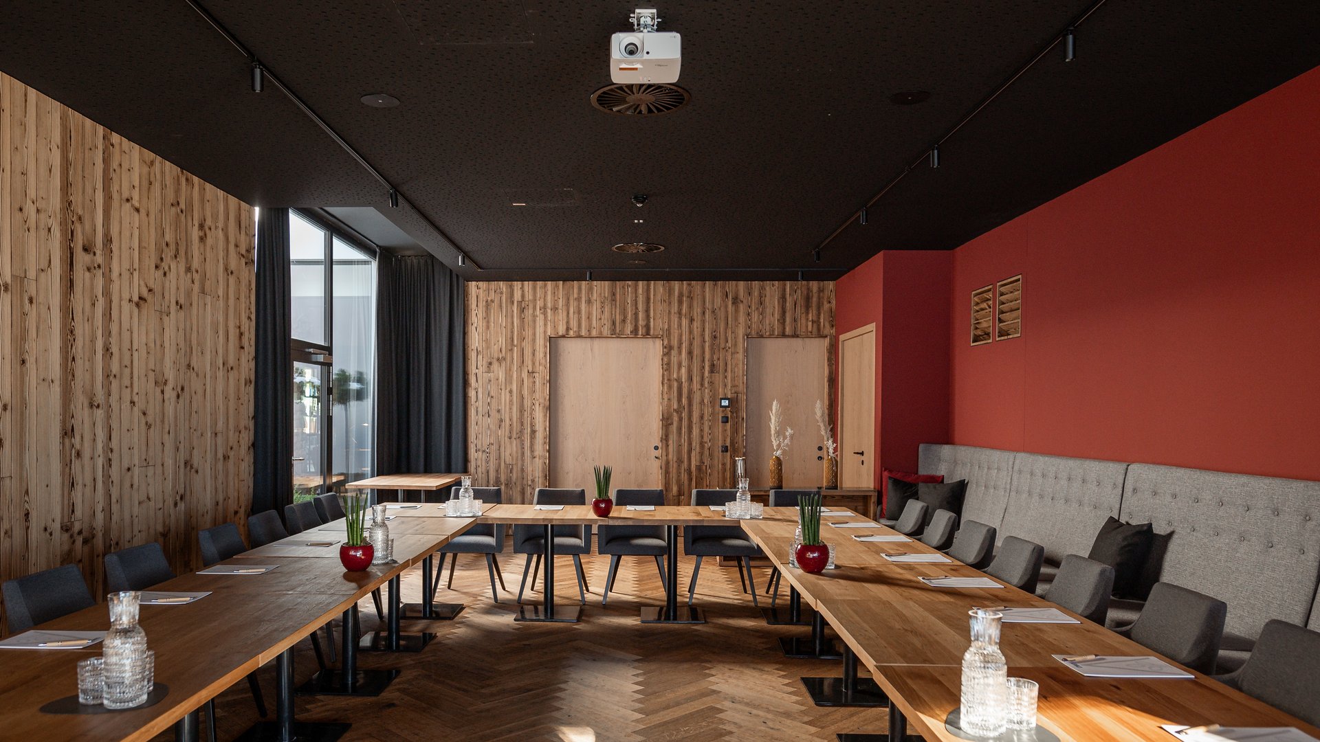 Moderner Besprechungsraum mit U-förmiger Bestuhlung, ausgestattet mit Notizblöcken und Stiften Moderner Besprechungsraum mit U-förmiger Bestuhlung, ausgestattet mit Notizblöcken und Stiften