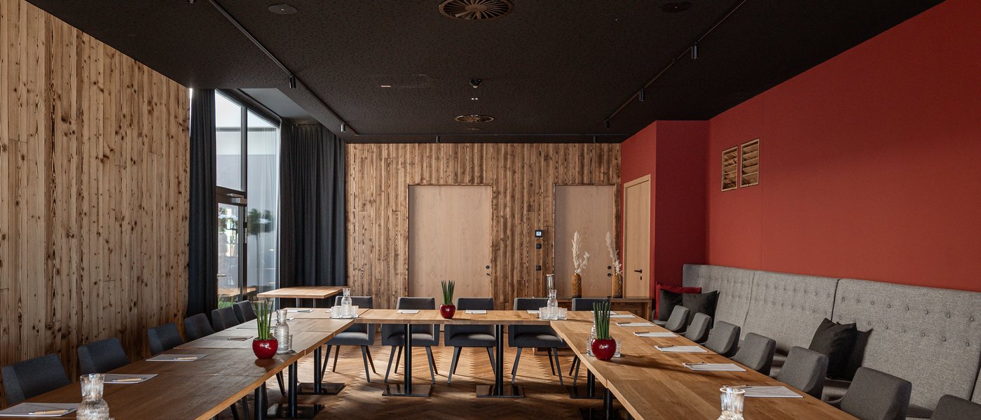 Konferenzraum mit U-förmiger Bestuhlung in Fieberbrunn Konferenzraum mit U-förmiger Bestuhlung in Fieberbrunn