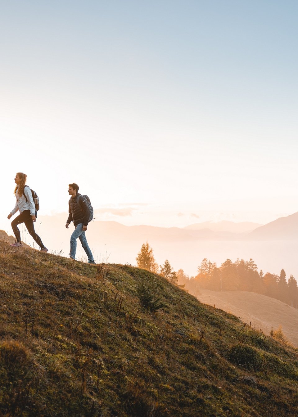 Paar wandert im Sommer in den Kitzbüheler Alpen Paar wandert im Sommer in den Kitzbüheler Alpen