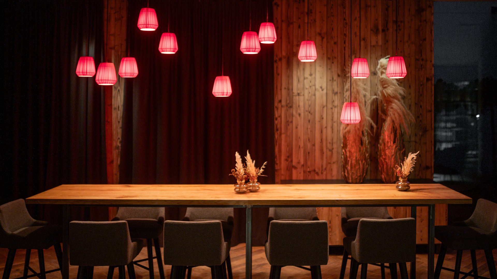 moderner Essbereich mit roten Lampen über dem Tisch im Restaurant UPSIDEDOWN in Fieberbrunn moderner Essbereich mit roten Lampen über dem Tisch im Restaurant UPSIDEDOWN in Fieberbrunn