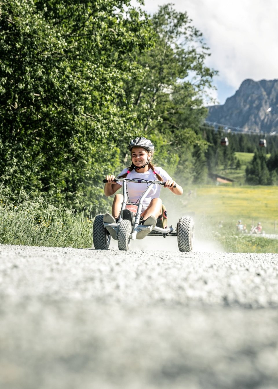 Mädchen fährt Mountaincart in St. Johann in Tirol Mädchen fährt Mountaincart in St. Johann in Tirol