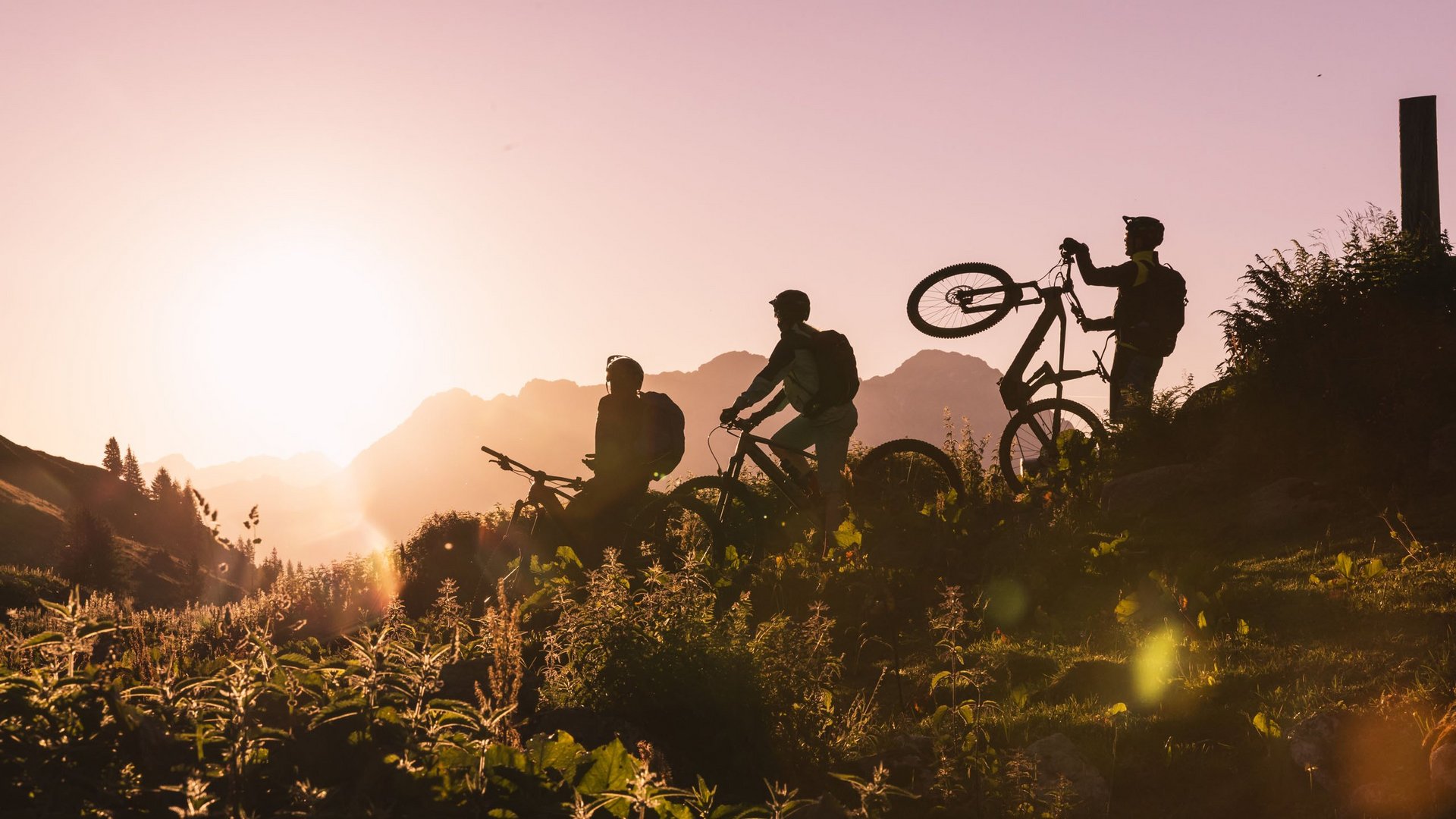 Freunde beim E-Biken im Pillerseetal Freunde beim E-Biken im Pillerseetal