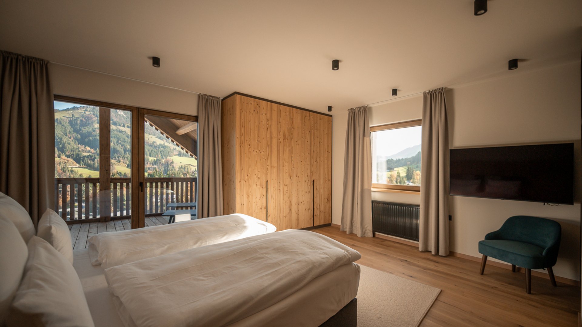 großzügiges Schlafzimmer der Suite Fortuna Wellness Deluxe großzügiges Schlafzimmer der Suite Fortuna Wellness Deluxe