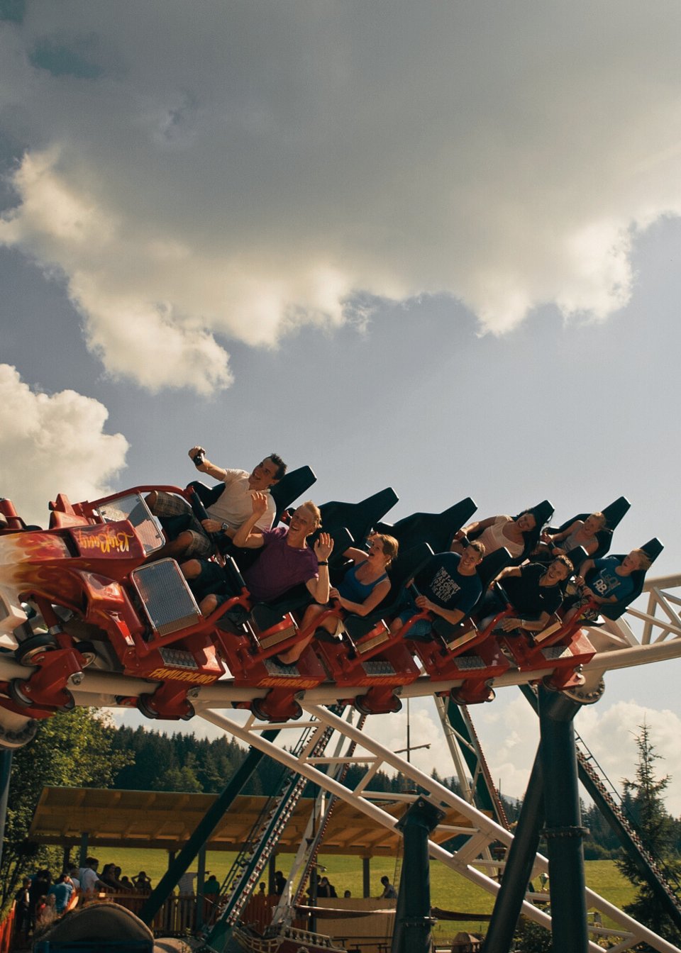 Familie fährt Achterbahn im Erlebnispark Familienland in Fieberbrunn Familie fährt Achterbahn im Erlebnispark Familienland in Fieberbrunn