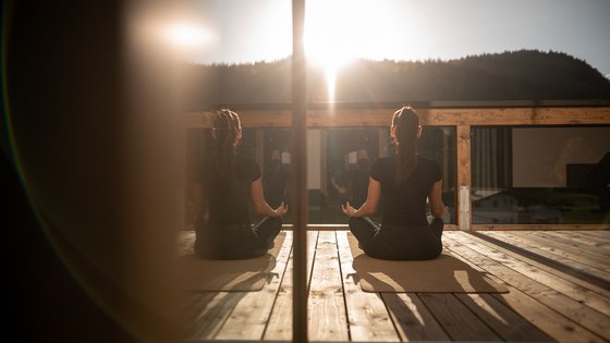 Frau übt am Balkon Yoga aus Frau übt am Balkon Yoga aus