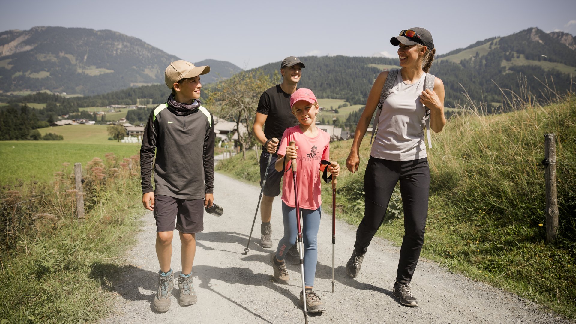 Familie beim Wandern in den Kitzbüheler Alpen Familie beim Wandern in den Kitzbüheler Alpen