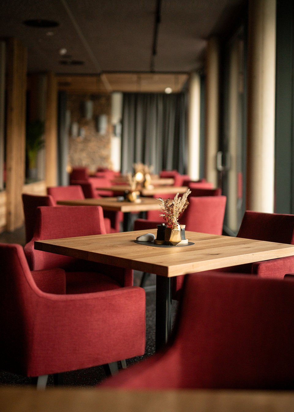 Sitzmöglichkeiten im Restaurant UPSIDEDOWN in Fieberbrunn mit roten Stühlen und Holztischen Sitzmöglichkeiten im Restaurant UPSIDEDOWN in Fieberbrunn mit roten Stühlen und Holztischen