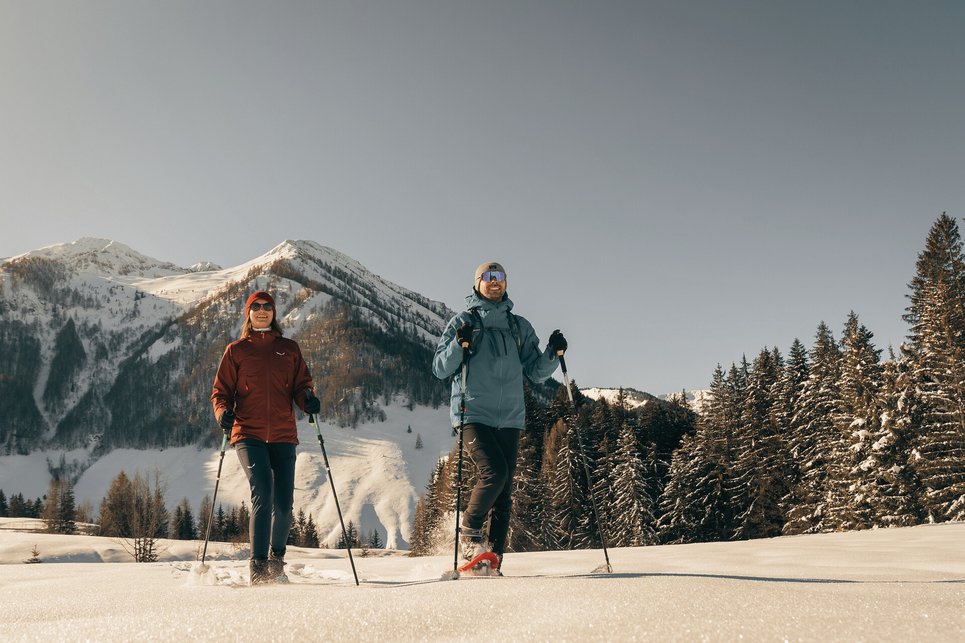 Paar beim Schneeschuhwandern in Tirol Paar beim Schneeschuhwandern in Tirol