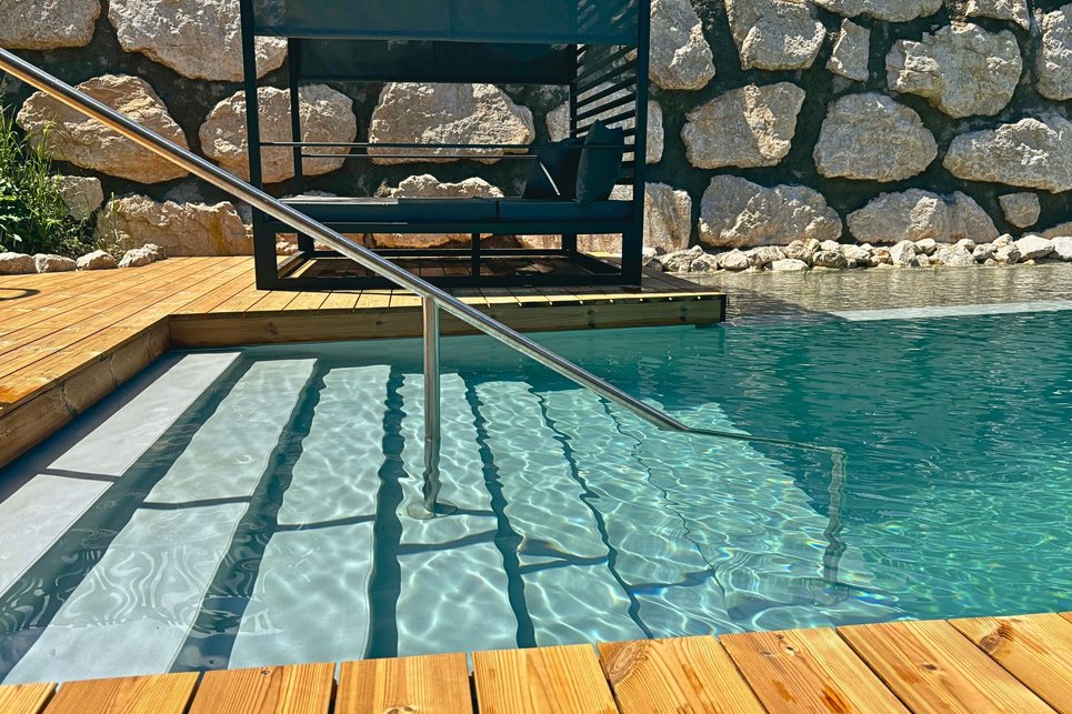 glasklarer Schwimmteich mit Einstieg glasklarer Schwimmteich mit Einstieg