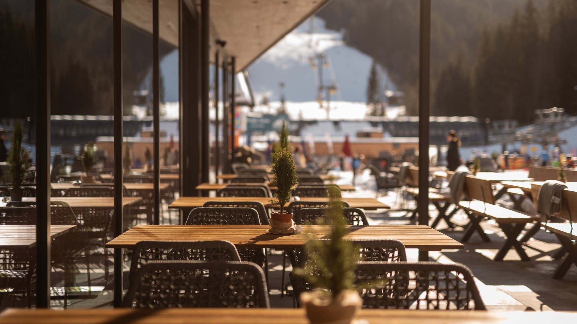 Terrasse im Winter im Restaurant UPSIDEDOWN in Fieberbrunn Terrasse im Winter im Restaurant UPSIDEDOWN in Fieberbrunn