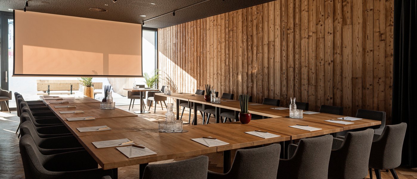 Konferenzraum mit U-förmiger Bestuhlung in Fieberbrunn Konferenzraum mit U-förmiger Bestuhlung in Fieberbrunn