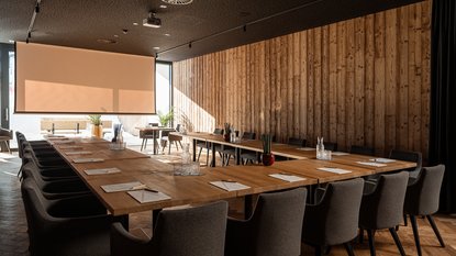 moderner Besprechungsraum mit u-förmiger Bestuhlung in Fieberbrunn moderner Besprechungsraum mit u-förmiger Bestuhlung in Fieberbrunn