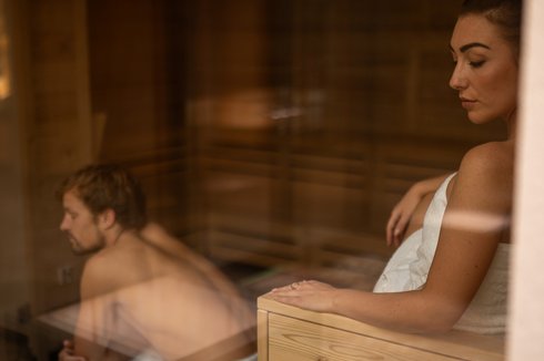 Paar sitzt in Sauna Paar sitzt in Sauna