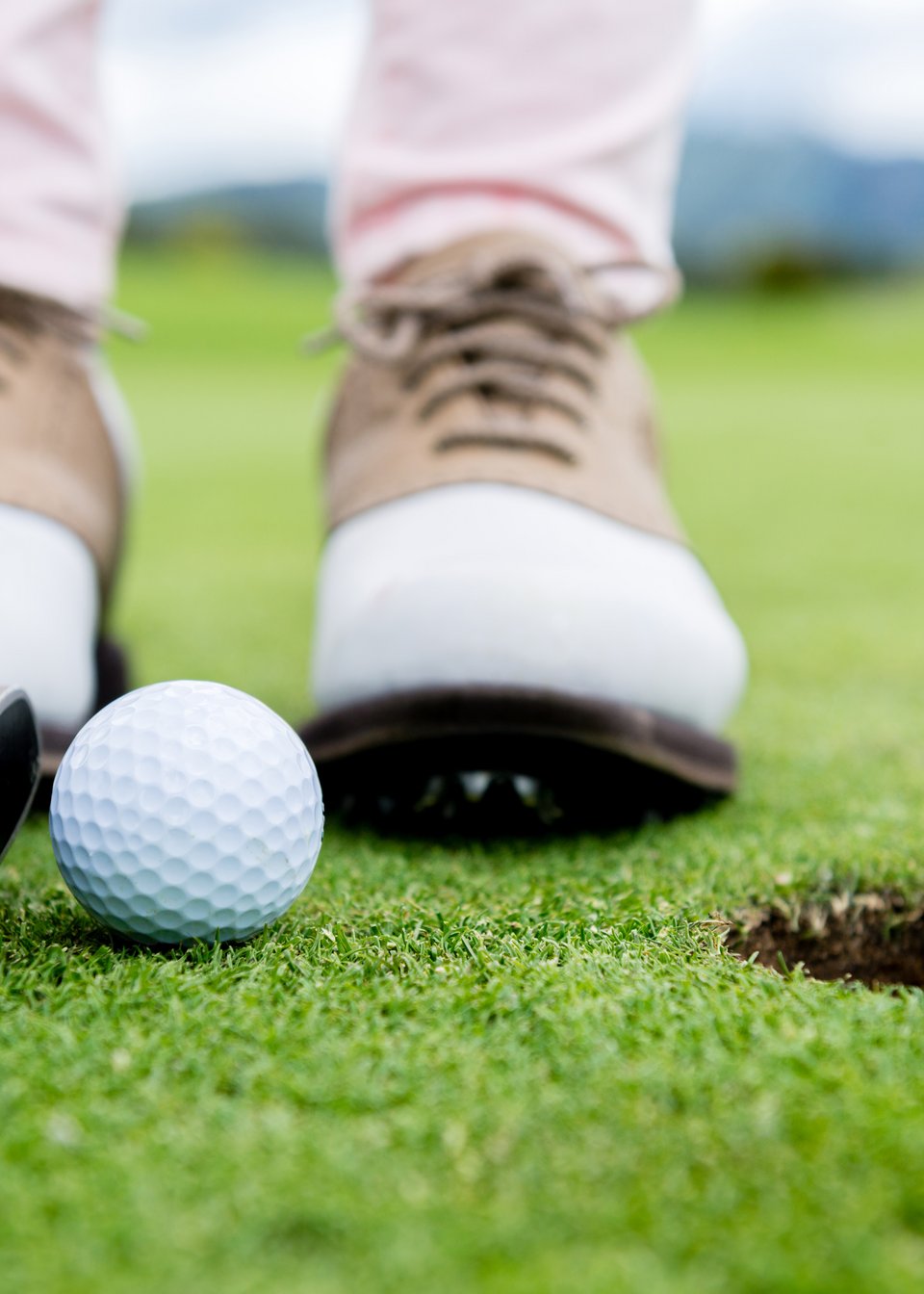 Person beim Golfspielen in Tirol Person beim Golfspielen in Tirol