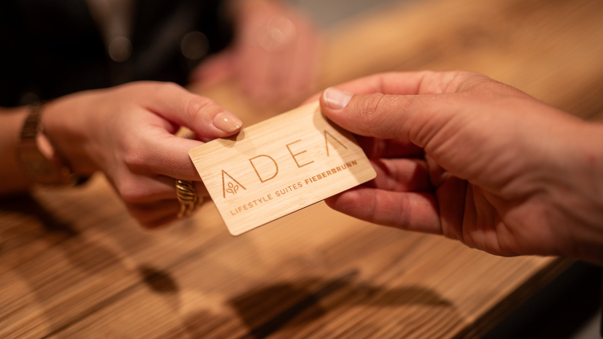 Check-In mit Kartenübergabe an der Rezeption in den ADEA Lifestyle Suites Fieberbrunn Check-In mit Kartenübergabe an der Rezeption in den ADEA Lifestyle Suites Fieberbrunn