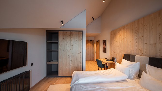 Urlaub für... Modernes Hotelzimmer mit Holzmöbeln, Doppelbett und Schreibtisch