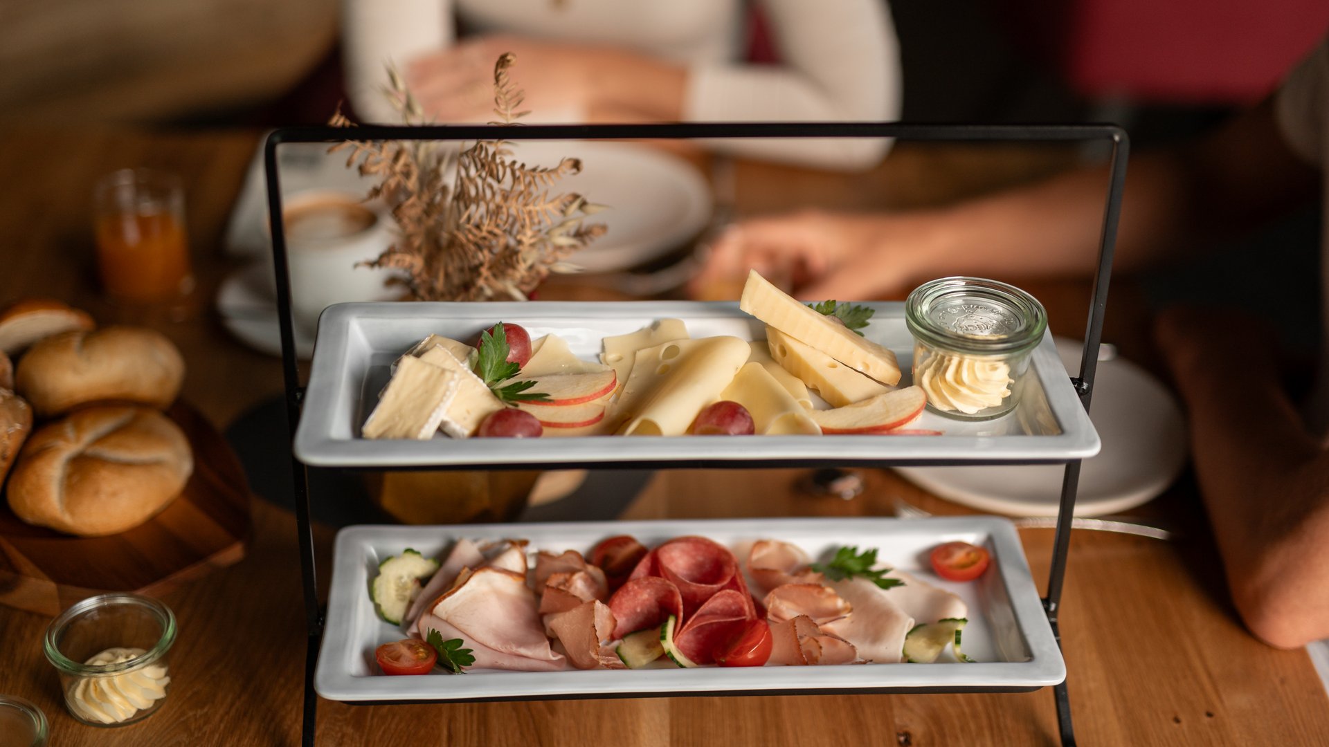 Frühstück angerichtet auf einer Etagere mit Wurst und Käse Frühstück angerichtet auf einer Etagere mit Wurst und Käse