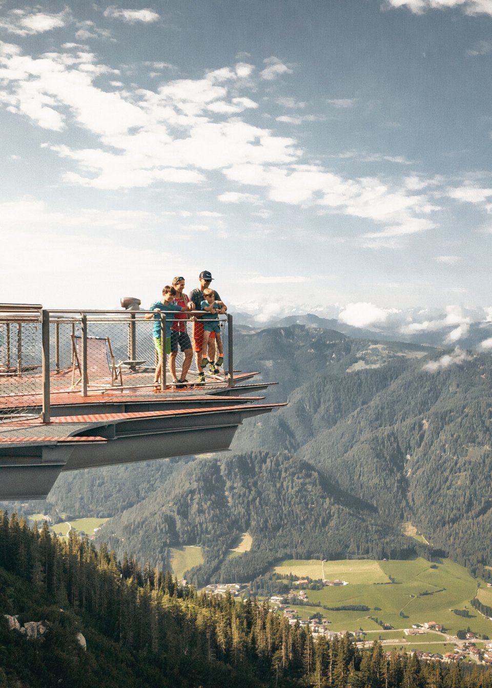 Menschen stehen auf der Aussichtsplattform von der Steinplatte und Blicken ins Tal Menschen stehen auf der Aussichtsplattform von der Steinplatte und Blicken ins Tal
