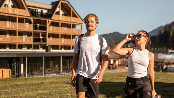 Paar startet die Wanderung direkt vorm Hotel in Tirol Paar startet die Wanderung direkt vorm Hotel in Tirol