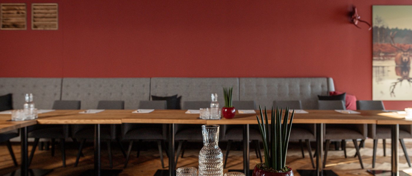 Konferenzraum mit U-förmiger Bestuhlung mit Blöcken, Stiften, Wassergläser in Fieberbrunn Konferenzraum mit U-förmiger Bestuhlung mit Blöcken, Stiften, Wassergläser in Fieberbrunn