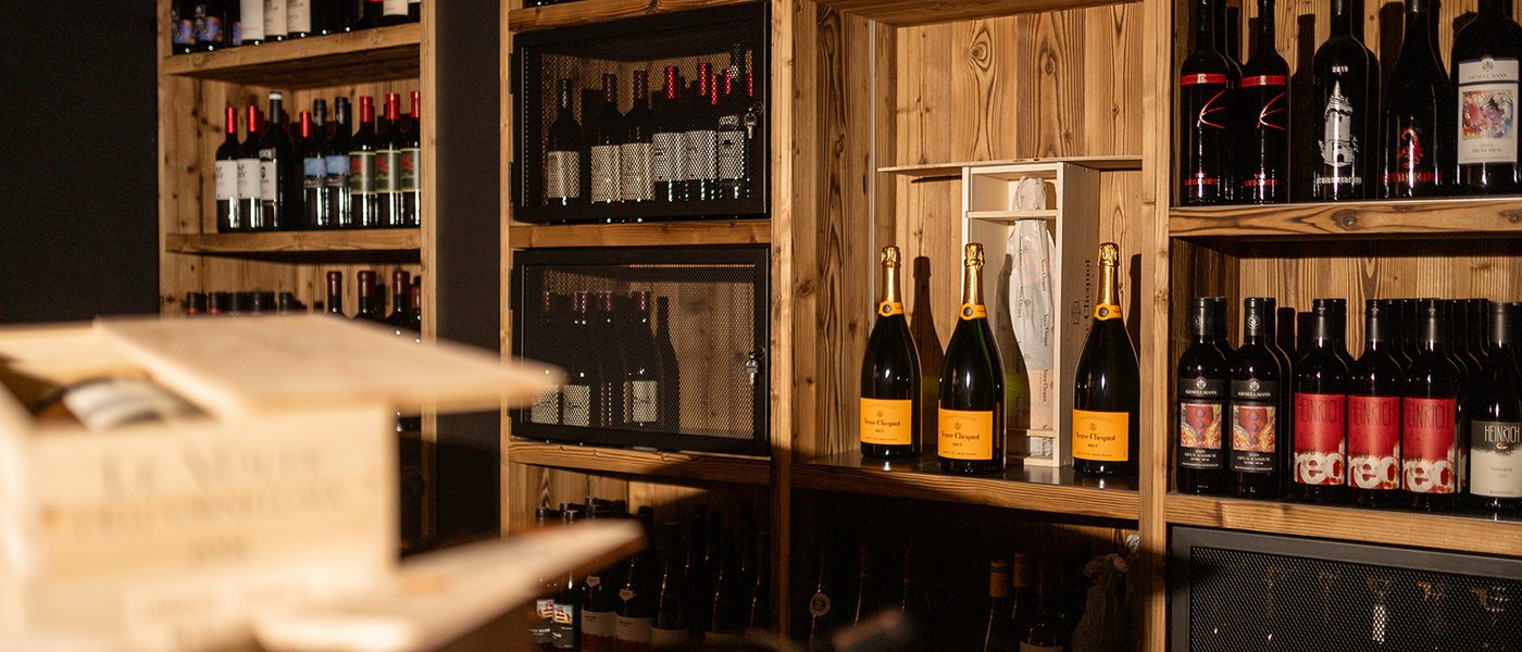 Weinkeller mit einer großen Weinauswahl im Restaurant UPSIDEDOWN in Fieberbrunn Weinkeller mit einer großen Weinauswahl im Restaurant UPSIDEDOWN in Fieberbrunn