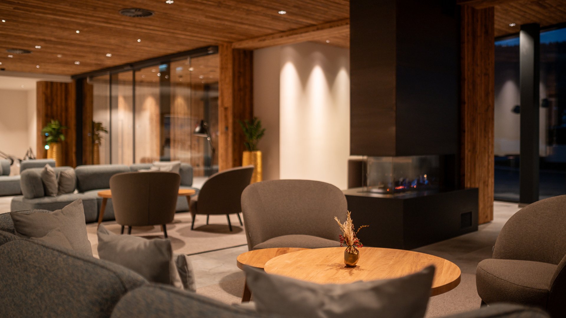 gemütliche Lounge am Eingangsbereich in den ADEA Lifestyle Suites Fieberbrunn gemütliche Lounge am Eingangsbereich in den ADEA Lifestyle Suites Fieberbrunn