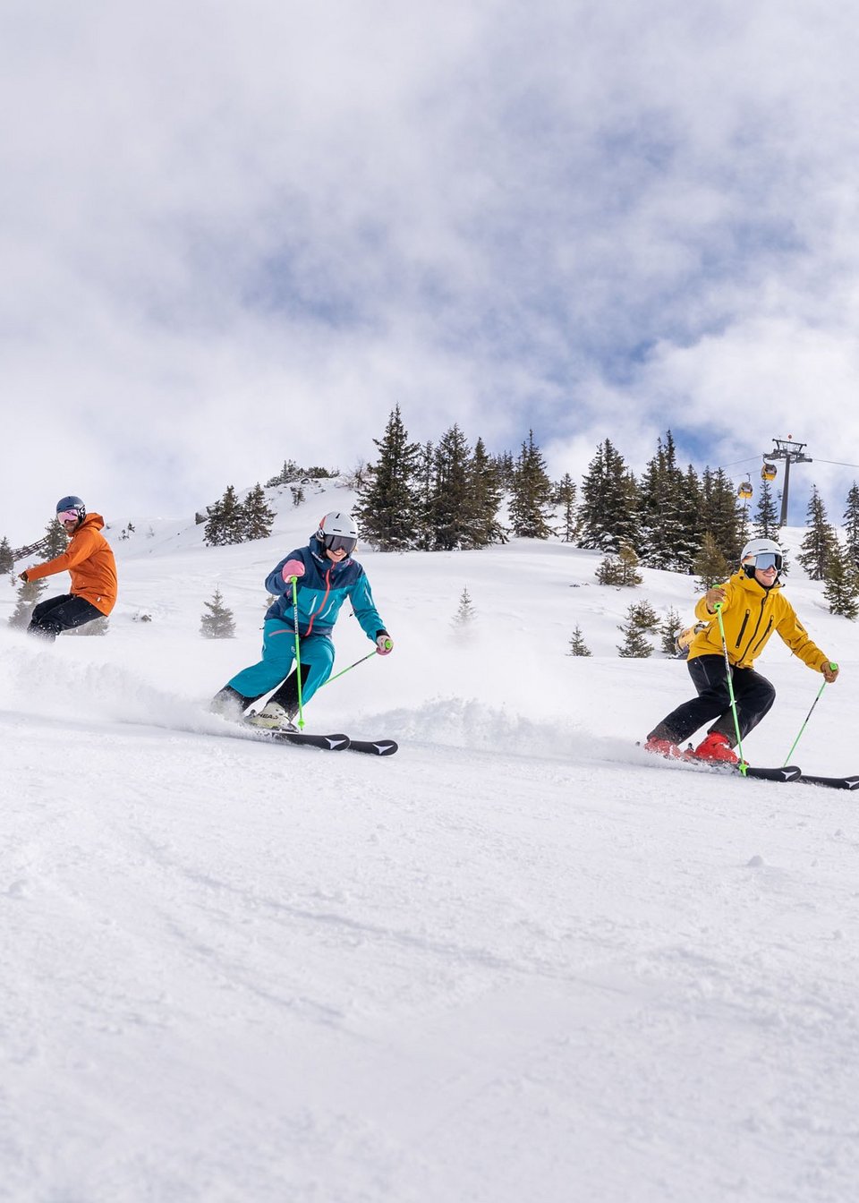 Freunde beim Skifahren im Skicircus Saalbach Hinterglemm Leogang Fieberbrunn Freunde beim Skifahren im Skicircus Saalbach Hinterglemm Leogang Fieberbrunn