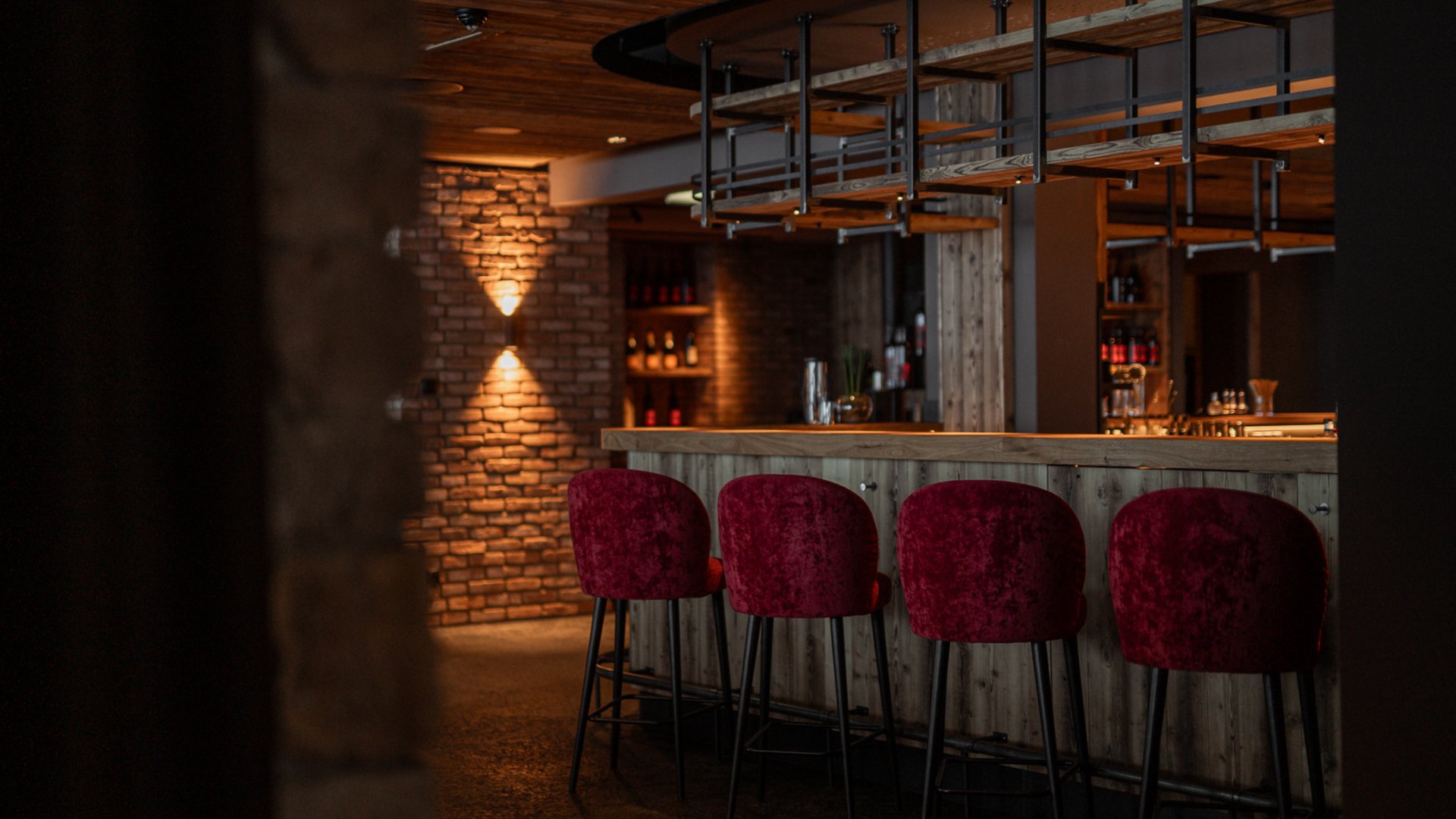 moderne Bar mit roten Barhockern im Restaurant UPSIDEDOWN in Fieberbrunn moderne Bar mit roten Barhockern im Restaurant UPSIDEDOWN in Fieberbrunn