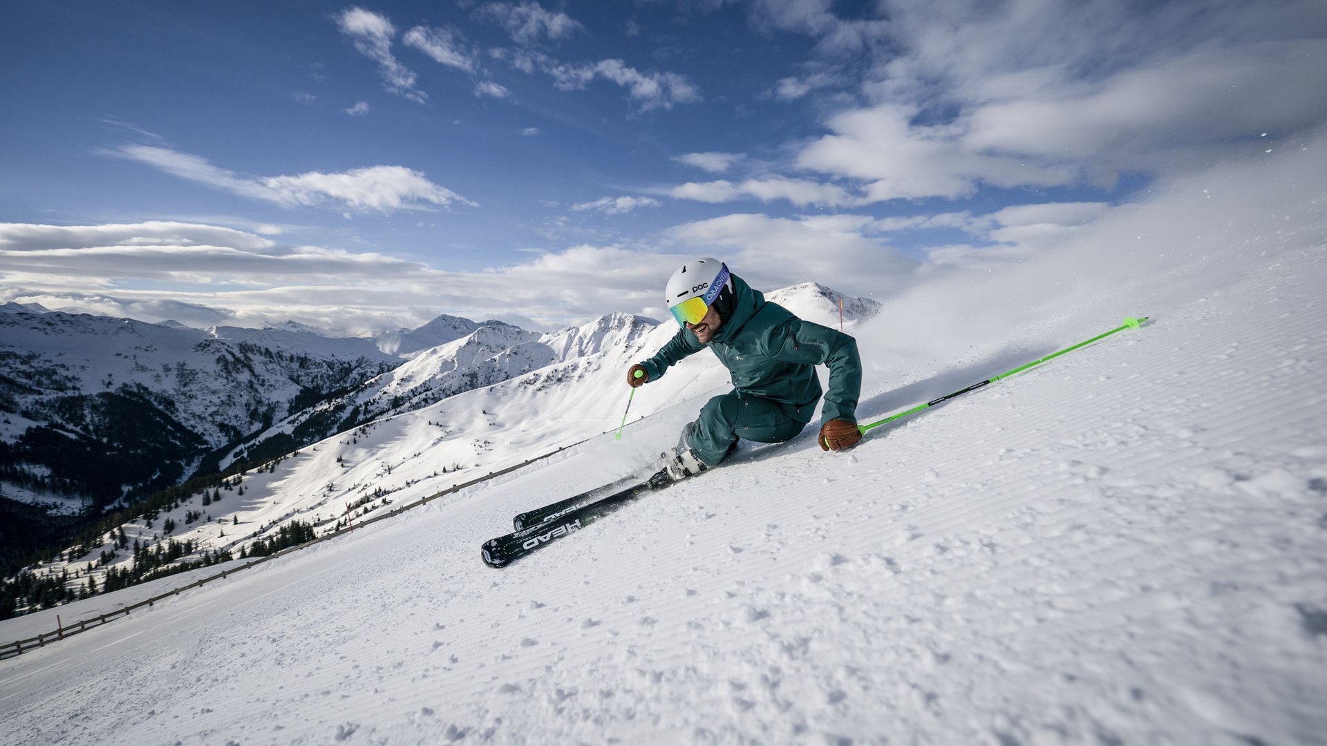 Skifahrer im Skicircus Saalbach Hinterglemm Leogang Fieberbrunn Skifahrer im Skicircus Saalbach Hinterglemm Leogang Fieberbrunn
