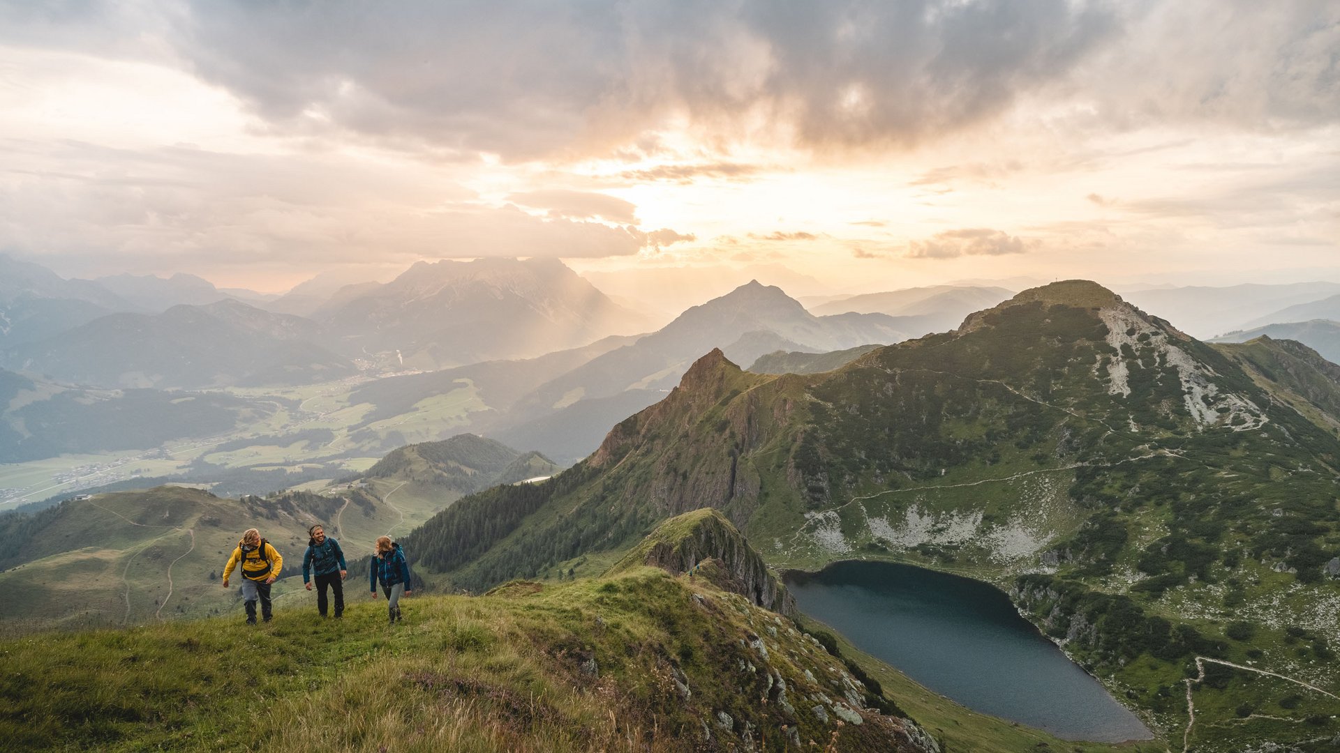 Familie beim Wandern im Pillerseetal Familie beim Wandern im Pillerseetal