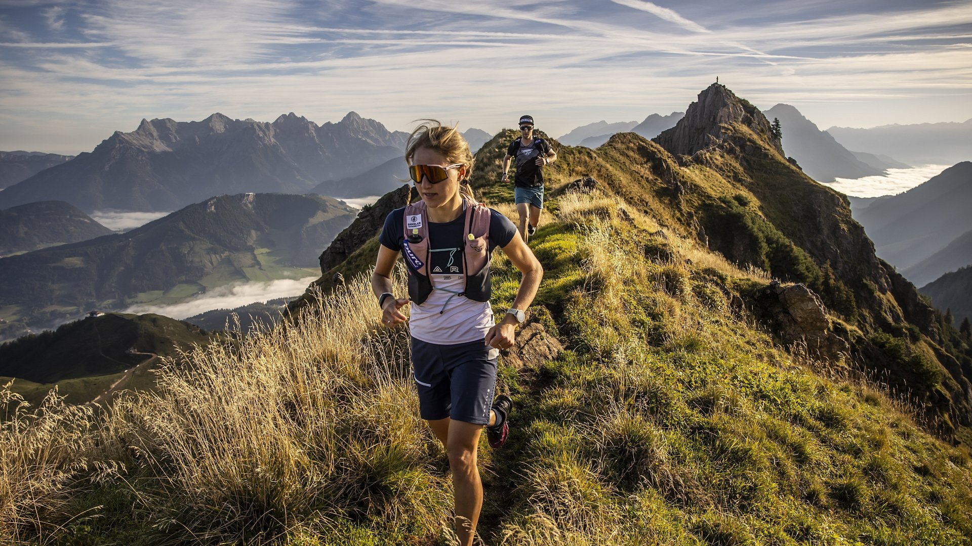 Paar beim Trailrunning im Pillerseetal Paar beim Trailrunning im Pillerseetal