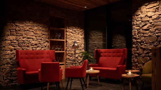 gemütlicher Sitzbereich mit roten Sofastühlen im Restaurant UPSIDEDOWN in Fieberbrunn gemütlicher Sitzbereich mit roten Sofastühlen im Restaurant UPSIDEDOWN in Fieberbrunn