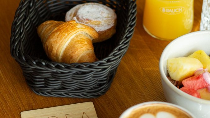Frühstück mit Croissant, Orangensaft, Früchte und Kaffee Frühstück mit Croissant, Orangensaft, Früchte und Kaffee