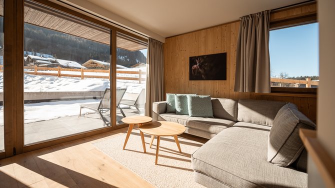 Gemütliches Wohnzimmer mit Ecksofa und Zugang zur Terrasse Gemütliches Wohnzimmer mit Ecksofa und Zugang zur Terrasse