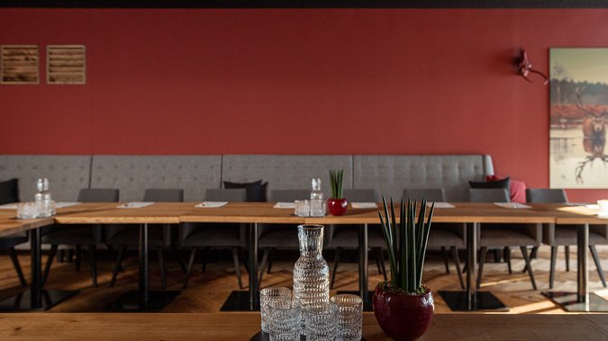 Konferenzraum Red Saloon mit Wasserkaraffen und Gläser Konferenzraum Red Saloon mit Wasserkaraffen und Gläser