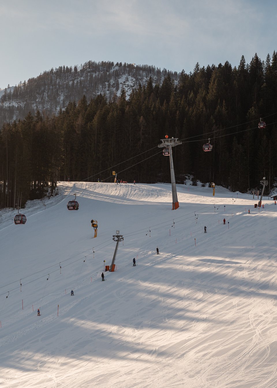 Skipiste mit Gondel und Schlepplift in Fieberbrunn Skipiste mit Gondel und Schlepplift in Fieberbrunn