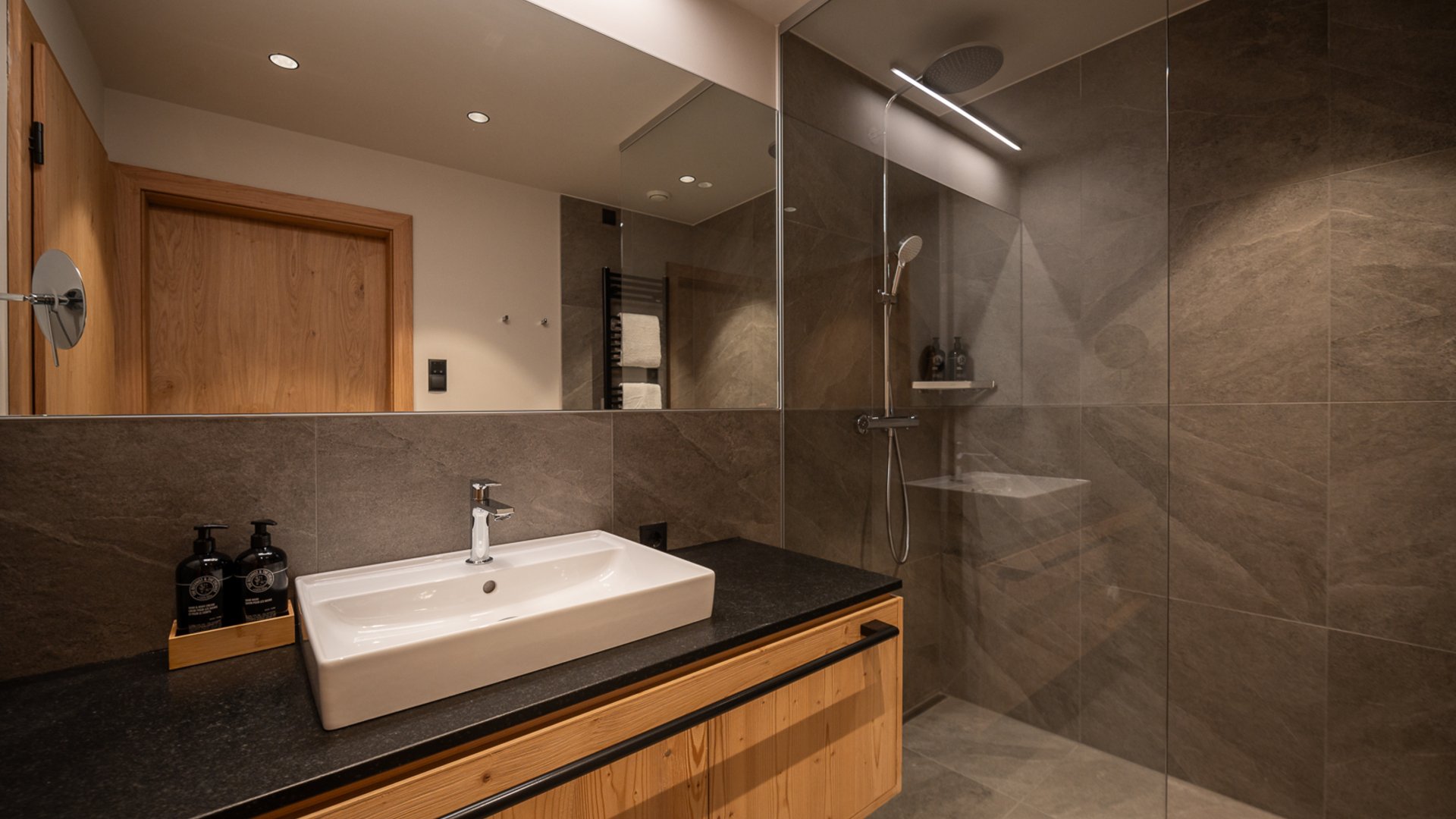 Badezimmer von den ADEA Lifestyle Suites Fieberbrunn Badezimmer von den ADEA Lifestyle Suites Fieberbrunn