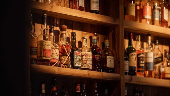 Auswahl an Spirituosen in einem Regal Auswahl an Spirituosen in einem Regal