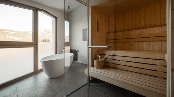 Urlaub für... Moderner Wellnessbereich mit Sauna und freistehender Badewanne mit Bergblick