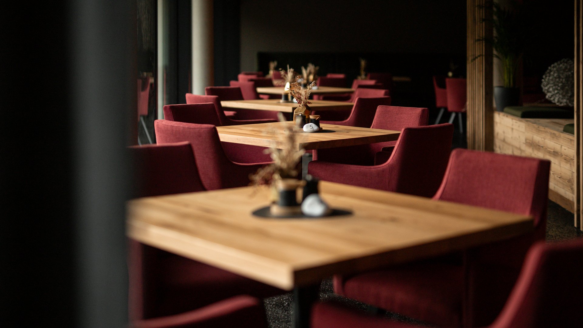 Sitzmöglichkeiten im Restaurant UPSIDEDOWN in Fieberbrunn Sitzmöglichkeiten im Restaurant UPSIDEDOWN in Fieberbrunn