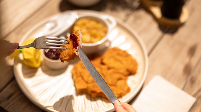UPSIDEDOWN-Kalbschnitzel mit Gewürzsudkartoffeln, Preiselbeeren UPSIDEDOWN-Kalbschnitzel mit Gewürzsudkartoffeln, Preiselbeeren