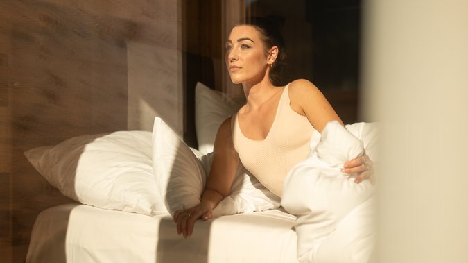 Frau wird von der Sonne geweckt Frau wird von der Sonne geweckt