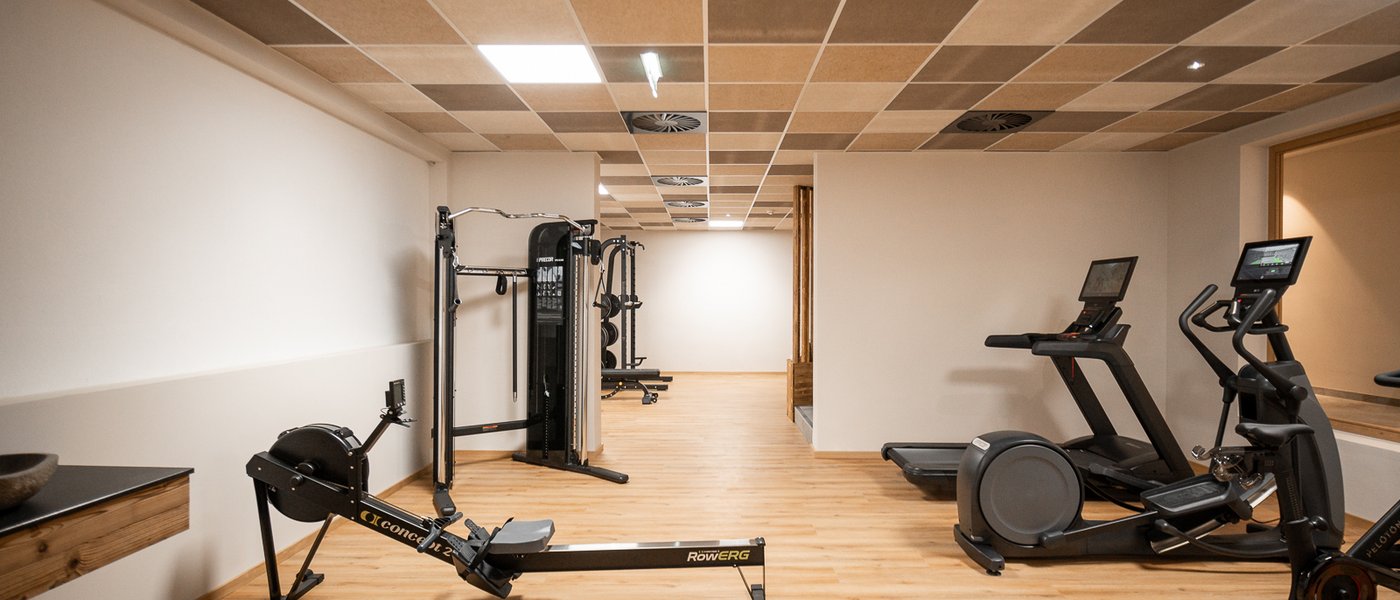 ADEA: dein Hotel mit Fitnessstudio in Österreich Moderner Fitnessraum mit Rudergerät, Laufband und Crosstrainer