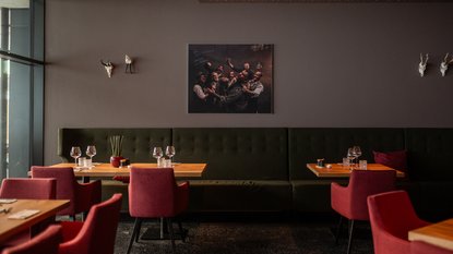 modernes Restaurant mit eingedeckten Tischen und roten Stühlen in Fieberbrunn modernes Restaurant mit eingedeckten Tischen und roten Stühlen in Fieberbrunn