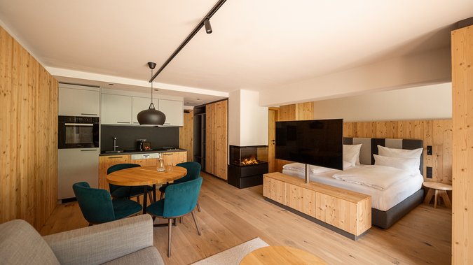 Ab ins Familienhotel in Fieberbrunn! Gemütliche moderne Ferienwohnung mit Küchenzeile, Essbereich, Kamin, Bett und TV