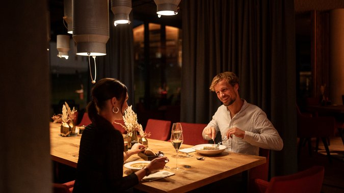 Paar isst gemeinsam zu Abend im Restaurant UPSIDEDOWN Paar isst gemeinsam zu Abend im Restaurant UPSIDEDOWN